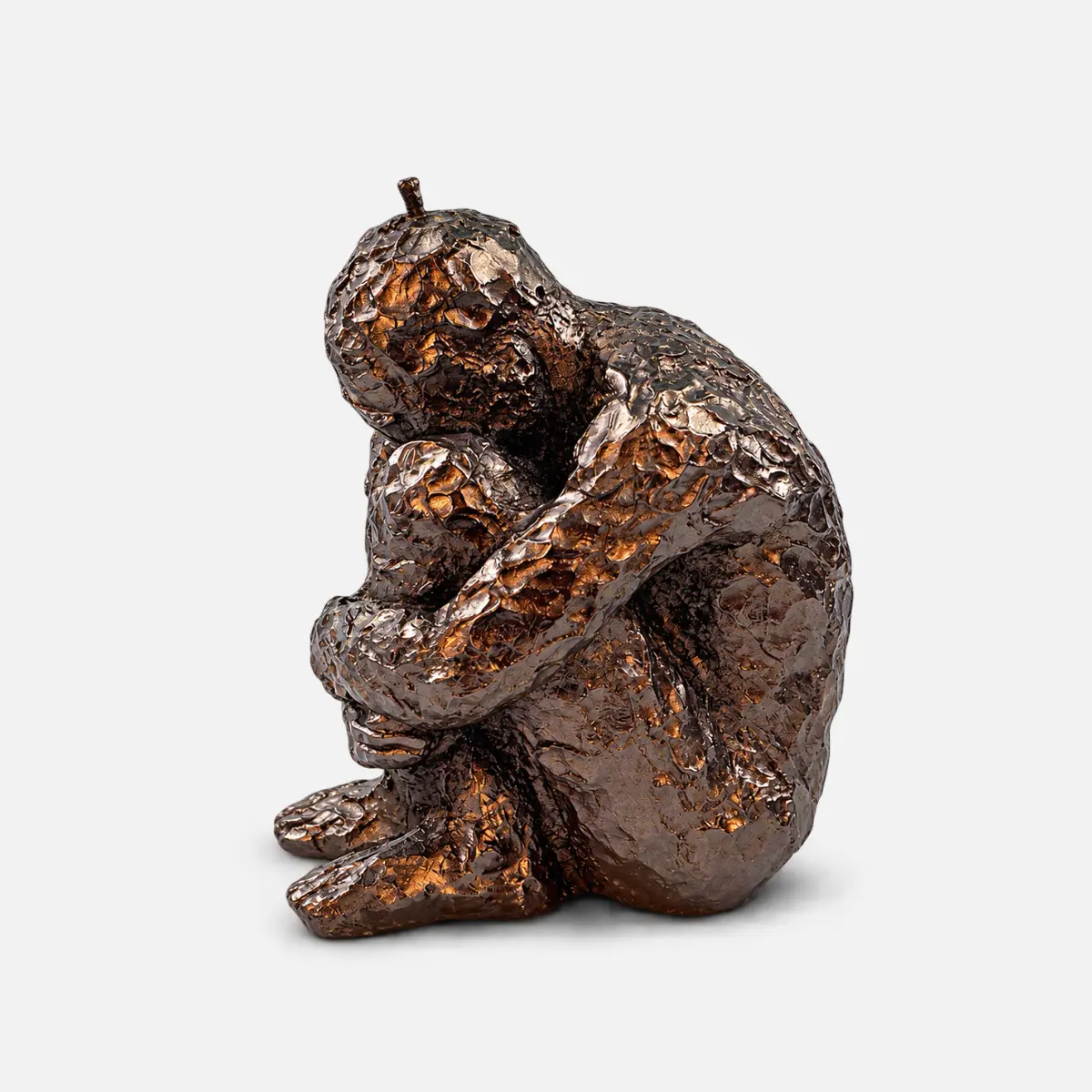 figurka-mezczyzna-siedzacy-braz-metaliczny-vicandi-bok-lewy.webp